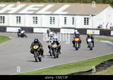 Goodwood Estate, Chichester, UK. 15. September 2012. Fahrer während Barry Sheene Memorial abgebildet. Die Wiederbelebung ist eine "magische Schritt zurück in die Zeit", präsentiert eine Mischung aus Autos und Luftfahrt aus den 40's, 50er und 60er Jahre und ist eines der beliebtesten historischen Motorsport-Ereignisse in der Welt. Besuchen Sie für weitere Informationen www.goodwood.co.uk/revival. Stockfoto