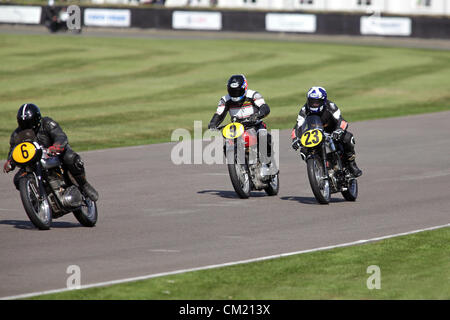 Goodwood Estate, Chichester, UK. 15. September 2012. Fahrer während Barry Sheene Memorial abgebildet. Die Wiederbelebung ist eine "magische Schritt zurück in die Zeit", präsentiert eine Mischung aus Autos und Luftfahrt aus den 40's, 50er und 60er Jahre und ist eines der beliebtesten historischen Motorsport-Ereignisse in der Welt. Besuchen Sie für weitere Informationen www.goodwood.co.uk/revival. Stockfoto