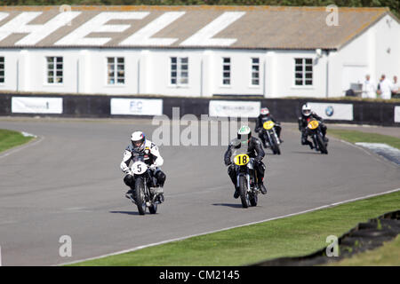 Goodwood Estate, Chichester, UK. 15. September 2012. Fahrer während Barry Sheene Memorial abgebildet. Die Wiederbelebung ist eine "magische Schritt zurück in die Zeit", präsentiert eine Mischung aus Autos und Luftfahrt aus den 40's, 50er und 60er Jahre und ist eines der beliebtesten historischen Motorsport-Ereignisse in der Welt. Besuchen Sie für weitere Informationen www.goodwood.co.uk/revival. Stockfoto