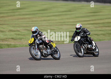 Goodwood Estate, Chichester, UK. 15. September 2012. Fahrer während Barry Sheene Memorial abgebildet. Die Wiederbelebung ist eine "magische Schritt zurück in die Zeit", präsentiert eine Mischung aus Autos und Luftfahrt aus den 40's, 50er und 60er Jahre und ist eines der beliebtesten historischen Motorsport-Ereignisse in der Welt. Besuchen Sie für weitere Informationen www.goodwood.co.uk/revival. Stockfoto