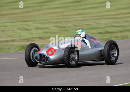 Goodwood Estate, Chichester, UK. 15. September 2012. Silver Arrows Demonstration - zum ersten Mal seit den 1930er Jahren, die die "Silberpfeile" vereint waren, auf dem richtigen Weg, zeigt eine Sammlung von Auto Union und Mercedes-Benz Fahrer sowie zwei Alfa Romeo die Wiederbelebung ist eine "magische Schritt zurück in die Zeit", präsentiert eine Mischung aus Autos und Luftfahrt aus den 40er Jahren, 50er und 60er Jahren und ist eines der beliebtesten historischen Motorsport-Ereignisse in der Welt. Besuchen Sie für weitere Informationen www.goodwood.co.uk/revival. Stockfoto