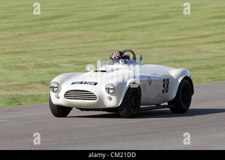 Goodwood Estate, Chichester, UK. 15. September 2012. Tony Jardine fahren einen weißen 1964 AC Cobra Shelby-Cup, eine 45-minütige zwei Fahrer Cup für AC, Shelby und Willment Kobras beim Goodwood Revival. Die Wiederbelebung ist eine "magische Schritt zurück in die Zeit", präsentiert eine Mischung aus Autos und Luftfahrt aus den 40's, 50er und 60er Jahre und ist eines der beliebtesten historischen Motorsport-Ereignisse in der Welt. Besuchen Sie für weitere Informationen www.goodwood.co.uk/revival. Stockfoto