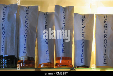 Flaschen mit Papiertüte mit Schild "Hegerovice" angezeigt, auf bedeckt Bar in Ostrava, Tschechische Republik, 16. September 2012. Leos Heger ist Minister für Gesundheit der Tschechischen Republik. Die tschechischen Behörden nahm eine noch nie da gewesenen Notmaßnahme und Verbot den Verkauf von Spirituosen mit mehr als 20 Prozent Alkoholgehalt, als es eine Welle von Methanol Vergiftung Schlachten, die bereits 19 Menschen getötet hat. (Foto/Jaroslav Ozana CTK) Stockfoto