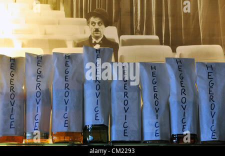 Flaschen mit Papiertüte mit Schild "Hegerovice" angezeigt, auf bedeckt Bar in Ostrava, Tschechische Republik, 16. September 2012. Leos Heger ist Minister für Gesundheit der Tschechischen Republik. Die tschechischen Behörden nahm eine noch nie da gewesenen Notmaßnahme und Verbot den Verkauf von Spirituosen mit mehr als 20 Prozent Alkoholgehalt, als es eine Welle von Methanol Vergiftung Schlachten, die bereits 19 Menschen getötet hat. (Foto/Jaroslav Ozana CTK) Stockfoto