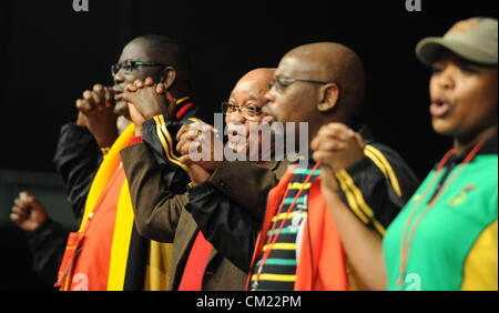 MIDRAND, Südafrika: Präsident Jacob Zuma, Cosatu Generalsekretär Zwelinzima Vavi, Cosatu Präsident Sdumo Dlamini und Cosatu Vizepräsident Zingisa Losi Cosatu des 11. nationalen Konferenz am Gallagher Estate am 17. September 2012 in Midrand, Südafrika. Delegierten statt einer Kerze Beleuchtungszeremonie im Gedenken an die Verstorbenen. (Foto von Gallo Images / Foto24 / Felix Dlangamandla) Stockfoto