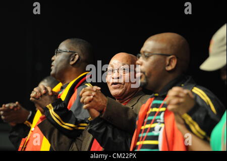 MIDRAND, Südafrika: Präsident Jacob Zuma hält Hände mit Cosatu Generalsekretär Zwelinzima Vavi und die Gewerkschaften Präsident Sdumo Dlamini Cosatus 11. nationalen Konferenz am Gallagher Estate am 17. September 2012 in Midrand, Südafrika. Delegierten statt einer Kerze Beleuchtungszeremonie im Gedenken an die Verstorbenen. (Foto von Gallo Images / Foto24 / Felix Dlangamandla) Stockfoto