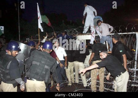 Aktivisten der Imamia Studenten Organisation (ISO) klettert das Haupttor in uns Konsulat bei einer Protestkundgebung gegen Blasphemie anti-islamischen Film USA in Lahore auf Montag, 17. September 2012 im Internet veröffentlichten springen über. Stockfoto