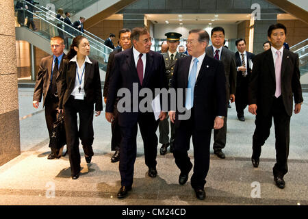 US-Verteidigungsminister Leon Panetta mit japanischen Minister für Verteidigung Satoshi Morimoto 17. September 2012 in Tokio, Japan geht. Panetta ist auf der ersten Station der eine drei-Länder-Tour nach Japan, China und Neuseeland. Stockfoto