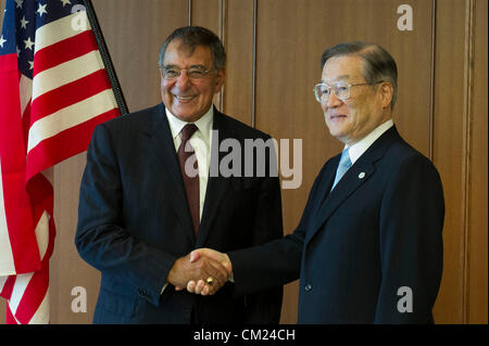 US-Verteidigungsminister Leon Panetta grüßt japanische Minister der Verteidigung Satoshi Morimoto 17. September 2012 in Tokio, Japan. Panetta ist auf der ersten Station der eine drei-Länder-Tour nach Japan, China und Neuseeland. Stockfoto