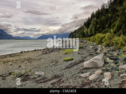 4. Juli 2012 - Haines, Alaska, USA - Findlinge, geschnitzt von Gletschern Tausende von Jahren, säumen die Ufer des Chilkat Inlet in der Nähe von Haines, Alaska. (Kredit-Bild: © Arnold Drapkin/ZUMAPRESS.com) Stockfoto