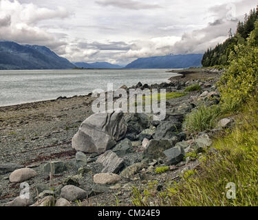 4. Juli 2012 - Haines, Alaska, USA - Findlinge, geschnitzt von Gletschern Tausende von Jahren, säumen die Ufer des Chilkat Inlet in der Nähe von Haines, Alaska. (Kredit-Bild: © Arnold Drapkin/ZUMAPRESS.com) Stockfoto