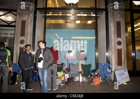 (L-R) Richard Wheatcroft und George Horne seit Queueing Donnerstag 13. September für den Start des iPhone 5 außerhalb der Apple-Store in der Regent Street in London, Vereinigtes Königreich, hier abgebildet am 17. September 2012. Stockfoto