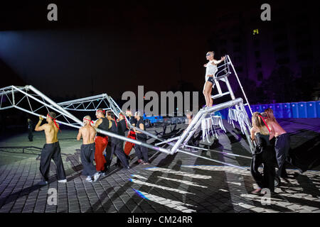 Bukarest, Rumänien - 16. SEPTEMBER: La Fura Dels Baus führt tolle Show während B-FIT auf der Straße, internationale Straßentheater-Festival am 16. September 2012 in Bukarest, Rumänien. Stockfoto