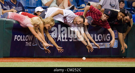 17. September 2012 - St. Petersburg, Florida, US - JAMES BORCHUCK |   Times.SP 358136 BORC rays (17.09.12) (St. Petersburg, FL) Fans auf der dritten Base-Seite des Tropicana Field versuchen vergeblich, einen Ryan Lavarnway Foul Ball in der fünften während der Tampa Bay Rays-Spiel gegen die Boston Red Sox im Tropicana Field Montag, 17. September 2012 zu fangen.   JAMES BORCHUCK |   Zeiten (Kredit-Bild: © James Borchuck/Tampa Bay Times/ZUMAPRESS.com) Stockfoto