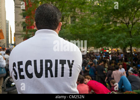 17. September 2012, New York, NY, USA.  Security Guard überwacht Demonstranten Zuccotti Park am ersten Jahrestag der Proteste Occupy Wall Street. Stockfoto