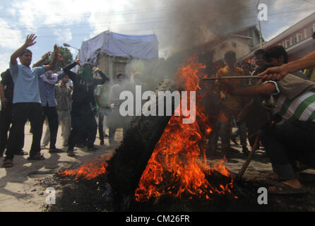 18. September 2012-kaschmirische Muslime Protest auf den Stadtstraßen während Anti-US-Protest in Srinagar, der Sommerhauptstadt des indischen Teil Kaschmirs. Spontane Proteste brachen in Srinagar und andere Teile von Kaschmir-Tal Dienstag wie ein Streik gegen eine Anti-Islam-Video normales Leben mit Märkten, Bildungseinrichtungen betroffen und kommerzielle Einrichtungen geschlossen und öffentlichen transport bleiben abseits der Straßen. Besuch in Banken, Postämtern und Regierungsgebäude war niedrig wegen Nichtverfügbarkeit des öffentlichen Verkehrs in der Stadt. Stockfoto