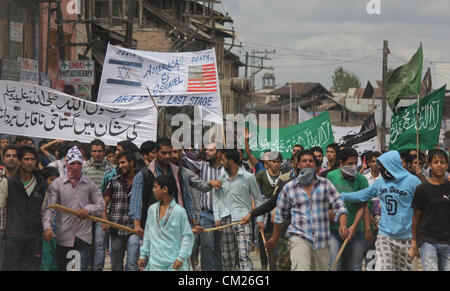 18. September 2012-kaschmirische Muslime Protest auf den Stadtstraßen während Anti-US-Protest in Srinagar, der Sommerhauptstadt des indischen Teil Kaschmirs. Spontane Proteste brachen in Srinagar und andere Teile von Kaschmir-Tal Dienstag wie ein Streik gegen eine Anti-Islam-Video normales Leben mit Märkten, Bildungseinrichtungen betroffen und kommerzielle Einrichtungen geschlossen und öffentlichen transport bleiben abseits der Straßen. Besuch in Banken, Postämtern und Regierungsgebäude war niedrig wegen Nichtverfügbarkeit des öffentlichen Verkehrs in der Stadt. Stockfoto