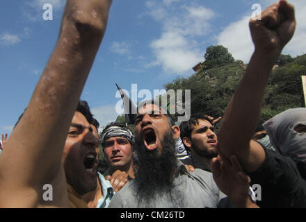 18. September 2012 - Srinagar, Kaschmir - kaschmirische Muslime rufen Parolen während Anti-amerikanischen Protesten. Proteste brach über das Kaschmir-Tal heute nach Streik ein Generalstreik aus Protest gegen die Anti-Islam-Film "Die Unschuld der Muslime" genannt wurde. (Kredit-Bild: © Altaf Zargar/ZUMAPRESS.com) Stockfoto