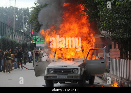 18. September 2012 - Srinagar, Kaschmir - A Regierung Fahrzeug brennt nach festzulegenden steigen während der Proteste gegen die USA. Proteste brach über das Kaschmir-Tal heute nach Streik ein Generalstreik aus Protest gegen die Anti-Islam-Film "Die Unschuld der Muslime" genannt wurde. (Kredit-Bild: © Altaf Zargar/ZUMAPRESS.com) Stockfoto