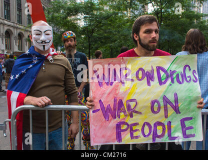 New York, New York, USA, Demonstranten halten Schilder: "Krieg gegen Drogen, Krieg gegen die Leute 'Occupy W-All Street', Militante Stockfoto