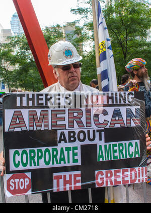 New York City, NY, USA, Demonstrant hält Protest Zeichen, Gier, "Wall Street besetzen", Porträt, Mann mit harten Hut Stockfoto