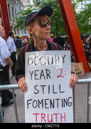 New York, New York, USA, Portrait, Protestzeichen halten, Proteste an der Wall Street besetzt, junge Leute protestieren gegen Aktien Stockfoto