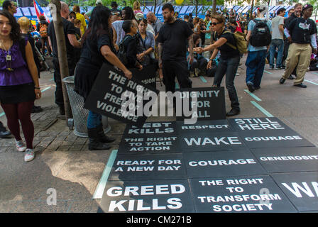 New York, New York, USA, große Menschenmengen, Teenager, Demonstranten halten Protestzeichen, besetzen die Wall Street, Bewegung Stockfoto