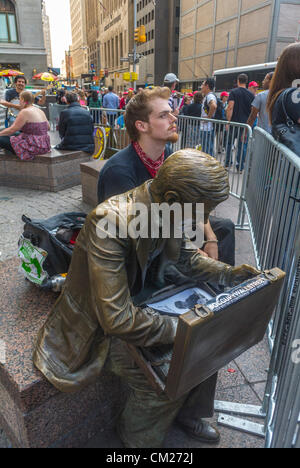 New York, NY, USA, Demonstranten protestieren Occupy Wall Street, Skulptur Stockfoto