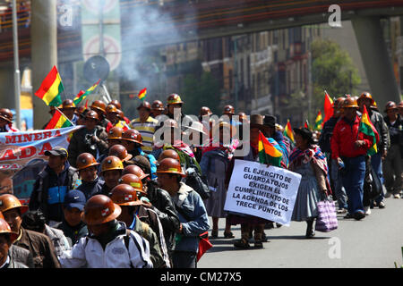 LA PAZ, Bolivien, 18. September 2012. Kooperative Bergleute während eines Marsches zu verlangen, dass die Regierung mit dem Versprechen geben ihnen eine größere hält Aktien der die Konzession für die Colquiri mine in der Nähe von Oruro. Genossenschaft und Angestellte Bergleute, die für die staatliche Bergbaugesellschaft COMIBOL arbeiten haben Kontrolle über die Mine für mehrere Wochen mit Protesten eskaliert in der letzten Woche bestreiten wurde. Die Angestellten Bergleute fordern die Mine verstaatlicht und die Genossenschaften daran hinderte, dort zu arbeiten. Stockfoto