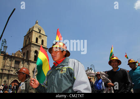 LA PAZ, Bolivien, 18. September 2012. Kooperative Bergleute übergeben San Francisco Kirche während eines Marsches zu verlangen, dass die Regierung verspricht ihnen einen größeren Anteil an die Konzession für die Colquiri geben mir in der Nähe von Oruro entspricht. Genossenschaft und Angestellte Bergleute, die für die staatliche Bergbaugesellschaft COMIBOL arbeiten haben Kontrolle über die Mine für mehrere Wochen mit Protesten eskaliert in der letzten Woche bestreiten wurde. Die Angestellten Bergleute fordern die Mine verstaatlicht und die Genossenschaften daran hinderte, dort zu arbeiten. Stockfoto