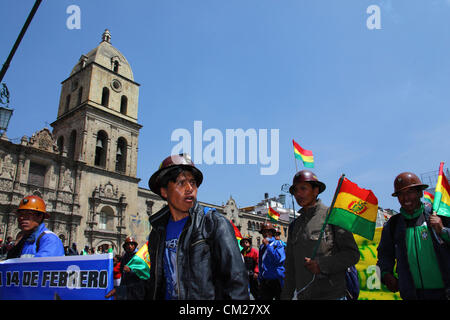 LA PAZ, Bolivien, 18. September 2012. Kooperative Bergleute übergeben San Francisco Kirche während eines Marsches zu verlangen, dass die Regierung verspricht ihnen einen größeren Anteil an die Konzession für die Colquiri geben mir in der Nähe von Oruro entspricht. Genossenschaft und Angestellte Bergleute, die für die staatliche Bergbaugesellschaft COMIBOL arbeiten haben Kontrolle über die Mine für mehrere Wochen mit Protesten eskaliert in der letzten Woche bestreiten wurde. Die Angestellten Bergleute fordern die Mine verstaatlicht und die Genossenschaften daran hinderte, dort zu arbeiten. Stockfoto