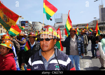 LA PAZ, Bolivien, 18. September 2012. Kooperative Bergleute durchlaufen zentrale La Paz während eines Marsches zu verlangen, dass die Regierung mit dem Versprechen geben ihnen einen größeren Anteil an die Konzession für die Colquiri entspricht mir in der Nähe von Oruro. Genossenschaft und Angestellte Bergleute, die für die staatliche Bergbaugesellschaft COMIBOL arbeiten haben Kontrolle über die Mine für mehrere Wochen mit Protesten eskaliert in der letzten Woche bestreiten wurde. Die Angestellten Bergleute fordern die Mine verstaatlicht und die Genossenschaften daran hinderte, dort zu arbeiten. Stockfoto