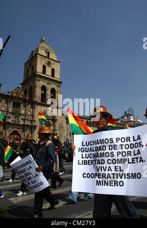 LA PAZ, Bolivien, 18. September 2012. Kooperative Bergleute übergeben San Francisco Kirche während eines Marsches zu verlangen, dass die Regierung verspricht ihnen einen größeren Anteil an die Konzession für die Colquiri geben mir in der Nähe von Oruro entspricht. Genossenschaft und Angestellte Bergleute, die für die staatliche Bergbaugesellschaft COMIBOL arbeiten haben Kontrolle über die Mine für mehrere Wochen mit Protesten eskaliert in der letzten Woche bestreiten wurde. Die Angestellten Bergleute fordern die Mine verstaatlicht und die Genossenschaften daran hinderte, dort zu arbeiten. Stockfoto