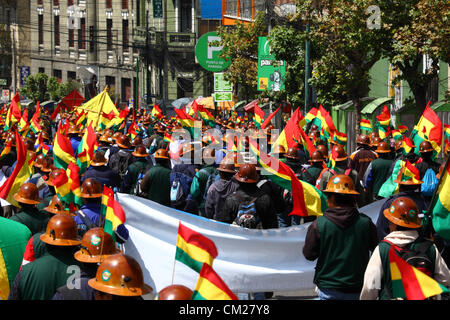 LA PAZ, Bolivien, 18. September 2012. Kooperative Bergleute durchlaufen zentrale La Paz während eines Marsches zu verlangen, dass die Regierung mit dem Versprechen geben ihnen einen größeren Anteil an die Konzession für die Colquiri entspricht mir in der Nähe von Oruro. Genossenschaft und Angestellte Bergleute, die für die staatliche Bergbaugesellschaft COMIBOL arbeiten haben Kontrolle über die Mine für mehrere Wochen mit Protesten eskaliert in der letzten Woche bestreiten wurde. Die Angestellten Bergleute fordern die Mine verstaatlicht und die Genossenschaften daran hinderte, dort zu arbeiten. Stockfoto