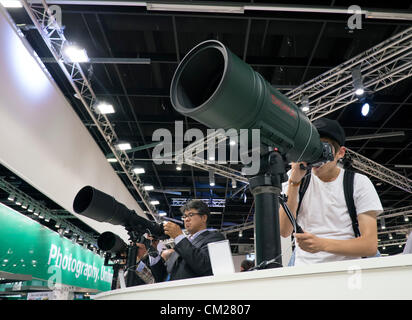 Köln, Deutschland. Besucher zu Sigma stehen ausprobieren sehr große Teleobjektive am Eröffnungstag der halbjährlich stattfindenden Photokina Fotografie und imaging-Messe in Köln statt Stockfoto