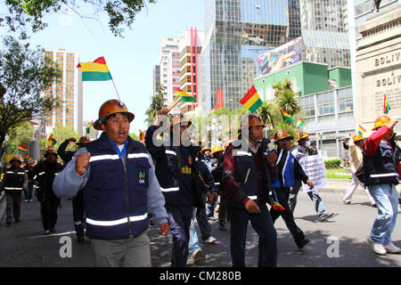 LA PAZ, Bolivien, 18. September 2012. Kooperative Bergleute durchlaufen zentrale La Paz während eines Marsches zu verlangen, dass die Regierung mit dem Versprechen geben ihnen einen größeren Anteil an die Konzession für die Colquiri entspricht mir in der Nähe von Oruro. Genossenschaft und Angestellte Bergleute, die für die staatliche Bergbaugesellschaft COMIBOL arbeiten haben Kontrolle über die Mine für mehrere Wochen mit Protesten eskaliert in der letzten Woche bestreiten wurde. Die Angestellten Bergleute fordern die Mine verstaatlicht und die Genossenschaften daran hinderte, dort zu arbeiten. Stockfoto