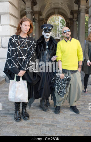 18. September 2012. Somerset House, London, UK. Der letzte Tag der London Fashion Week zog eine Reihe von attraktiven und farbenfrohen Menschen aus der ganzen Welt zu beobachten und an den Shows teilnehmen. Stockfoto