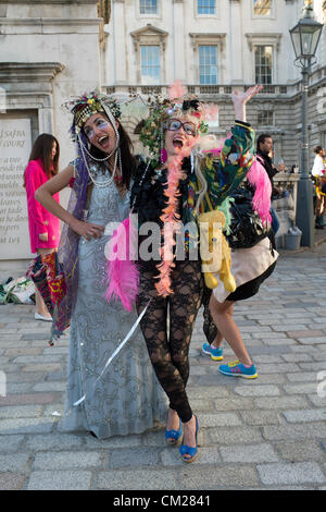 18. September 2012. Somerset House, London, UK. Der letzte Tag der London Fashion Week zog eine Reihe von attraktiven und farbenfrohen Menschen aus der ganzen Welt zu beobachten und an den Shows teilnehmen. Stockfoto