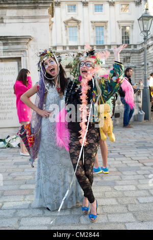 18. September 2012. Somerset House, London, UK. Der letzte Tag der London Fashion Week zog eine Reihe von attraktiven und farbenfrohen Menschen aus der ganzen Welt zu beobachten und an den Shows teilnehmen. Stockfoto