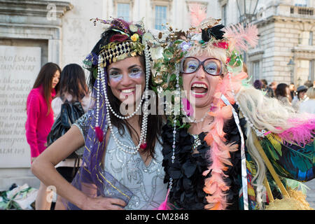 18. September 2012. Somerset House, London, UK. Der letzte Tag der London Fashion Week zog eine Reihe von attraktiven und farbenfrohen Menschen aus der ganzen Welt zu beobachten und an den Shows teilnehmen. Stockfoto