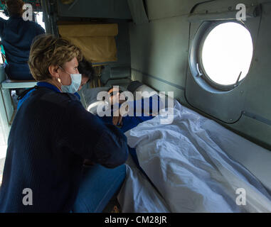 Expedition 32 NASA Flight Engineer Joe Acaba beruht auf der russischen Search and Rescue Helikopter, der ihm aus der Sojus TMA - 04 M-Landeplatz 17. September 2012 in der Nähe der Stadt von Arkalyk, Kasachstan trägt. Acaba, Padalka und Revin kehrte aus fünf Monate an Bord der internationalen Raumstation ISS, wo sie als Mitglieder der Expedition 31 und 32 Mannschaften dienten. Stockfoto