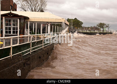 Buenos Aires, Argentinien - 18. September 2012: Windgeschwindigkeiten von 90 km wenn hit am Ufer des Rio De La Plata in Buenos Aires Hauptstadt von Argentinien. Stockfoto