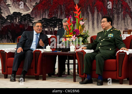 US-Verteidigungsminister Leon Panetta trifft sich mit General Xu Cai Hou, stellvertretender Vorsitzender der zentralen Militärkommission 18. September 2012. in Peking. Panetta ist auf der ersten Station der eine drei-Länder-Tour nach Japan, China und Neuseeland. Stockfoto