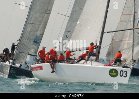 Sept. 17, 2012 - Chicago, Illinois, U.S. - im Bild: Charisma-Monaco-Besitzer/Skipper Nico Poons. Die 15. Ausgabe der Rolex Farr 40 Weltmeisterschaft 17.-20. September 2012. Die Rolex Farr 40-Welten ist ein Wettbewerb zwischen gleichwertigen 40-Fuß Rennboote, helmed durch ihre qualifizierte und wettbewerbsfähige Amateur Besitzer und geleitet von weltbekannten Taktiker. Erster Lauf in 1998 und unterstützt von Rolex seit 2001, der Wettbewerb findet in einem anderen Land jedes Jahr, ein Maß für ihren internationalen Status. (Kredit-Bild: © Karen I. Hirsch/ZUMAPRESS.com) Stockfoto