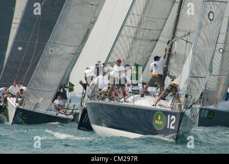 Sept. 17, 2012 - Chicago, Illinois, U.S. - im Bild: #12 Virago - USA Besitzer/Skipper Stuart Townsend. Die 15. Ausgabe der Rolex Farr 40 Weltmeisterschaft 17.-20. September 2012. Die Rolex Farr 40-Welten ist ein Wettbewerb zwischen gleichwertigen 40-Fuß Rennboote, helmed durch ihre qualifizierte und wettbewerbsfähige Amateur Besitzer und geleitet von weltbekannten Taktiker. Erster Lauf in 1998 und unterstützt von Rolex seit 2001, der Wettbewerb findet in einem anderen Land jedes Jahr, ein Maß für ihren internationalen Status. (Kredit-Bild: © Karen I. Hirsch/ZUMAPRESS.com) Stockfoto