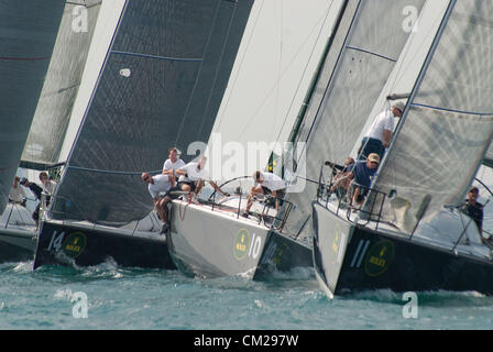 Sept. 17, 2012 - Chicago, Illinois, Vereinigte Staaten - US #11 'Hot Lips'-Besitzer/Skipper Christopher Whitford vor. Die 15. Ausgabe der Rolex Farr 40 Weltmeisterschaft 17.-20. September 2012. Die Rolex Farr 40-Welten ist ein Wettbewerb zwischen gleichwertigen 40-Fuß Rennboote, helmed durch ihre qualifizierte und wettbewerbsfähige Amateur Besitzer und geleitet von weltbekannten Taktiker. (Kredit-Bild: © Karen I. Hirsch/ZUMAPRESS.com) Stockfoto