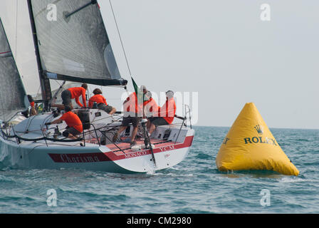 Sept. 17, 2012 - Chicago, Illinois, U.S. - im Bild: Charisma-Monaco-Besitzer/Skipper Nicko Poons. Die 15. Ausgabe der Rolex Farr 40 Weltmeisterschaft 17.-20. September 2012. Die Rolex Farr 40-Welten ist ein Wettbewerb zwischen gleichwertigen 40-Fuß Rennboote, helmed durch ihre qualifizierte und wettbewerbsfähige Amateur Besitzer und geleitet von weltbekannten Taktiker. Erster Lauf in 1998 und unterstützt von Rolex seit 2001, der Wettbewerb findet in einem anderen Land jedes Jahr, ein Maß für ihren internationalen Status. (Kredit-Bild: © Karen I. Hirsch/ZUMAPRESS.com) Stockfoto