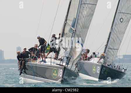 Sept. 17, 2012 - Chicago, Illinois, Vereinigte Staaten - im Bild: Viel (#18) USA Besitzer/Kapitän Alexander Roepers #12-Virago-USA, Besitzer/Skipper Stuart Townsend. Die 15. Ausgabe der Rolex Farr 40 Weltmeisterschaft 17.-20. September 2012. Die Rolex Farr 40-Welten ist ein Wettbewerb zwischen gleichwertigen 40-Fuß Rennboote, helmed durch ihre qualifizierte und wettbewerbsfähige Amateur Besitzer und geleitet von weltbekannten Taktiker. Erster Lauf in 1998 und unterstützt von Rolex seit 2001, der Wettbewerb findet in einem anderen Land jedes Jahr, ein Maß für ihren internationalen Status. (Kredit-Bild: © Karen I. Hirsch/ZUMAPRES Stockfoto