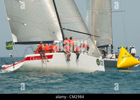 Sept. 17, 2012 - Chicago, Illinois, U.S. - im Bild: Charisma-Monaco-Besitzer/Skipper Nicko Poons. Die 15. Ausgabe der Rolex Farr 40 Weltmeisterschaft 17.-20. September 2012. Die Rolex Farr 40-Welten ist ein Wettbewerb zwischen gleichwertigen 40-Fuß Rennboote, helmed durch ihre qualifizierte und wettbewerbsfähige Amateur Besitzer und geleitet von weltbekannten Taktiker. Erster Lauf in 1998 und unterstützt von Rolex seit 2001, der Wettbewerb findet in einem anderen Land jedes Jahr, ein Maß für ihren internationalen Status. (Kredit-Bild: © Karen I. Hirsch/ZUMAPRESS.com) Stockfoto