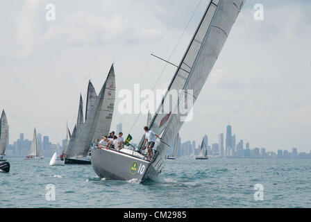 Sept. 17, 2012 - Chicago, Illinois, U.S. - im Bild: #10 Ehre-Kanada Besitzer/Skipper Alek Krstajic. Die 15. Ausgabe der Rolex Farr 40 Weltmeisterschaft 17.-20. September 2012. Die Rolex Farr 40-Welten ist ein Wettbewerb zwischen gleichwertigen 40-Fuß Rennboote, helmed durch ihre qualifizierte und wettbewerbsfähige Amateur Besitzer und geleitet von weltbekannten Taktiker. Erster Lauf in 1998 und unterstützt von Rolex seit 2001, der Wettbewerb findet in einem anderen Land jedes Jahr, ein Maß für ihren internationalen Status. (Kredit-Bild: © Karen I. Hirsch/ZUMAPRESS.com) Stockfoto